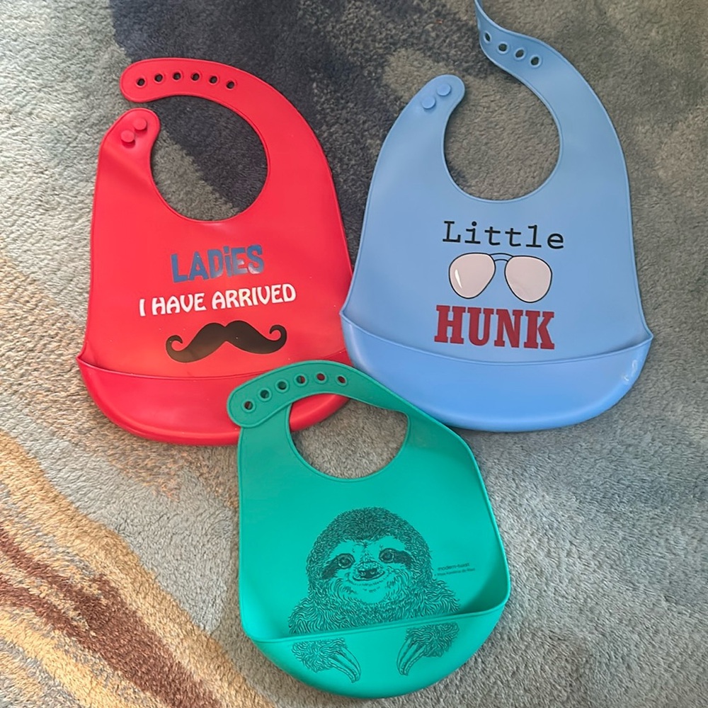 3 silicone bibs